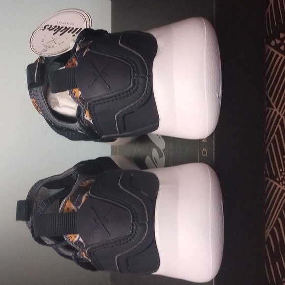 Inkkas, size7 (w), size 5(m) flex runner sneaker - Picture 2 of 5